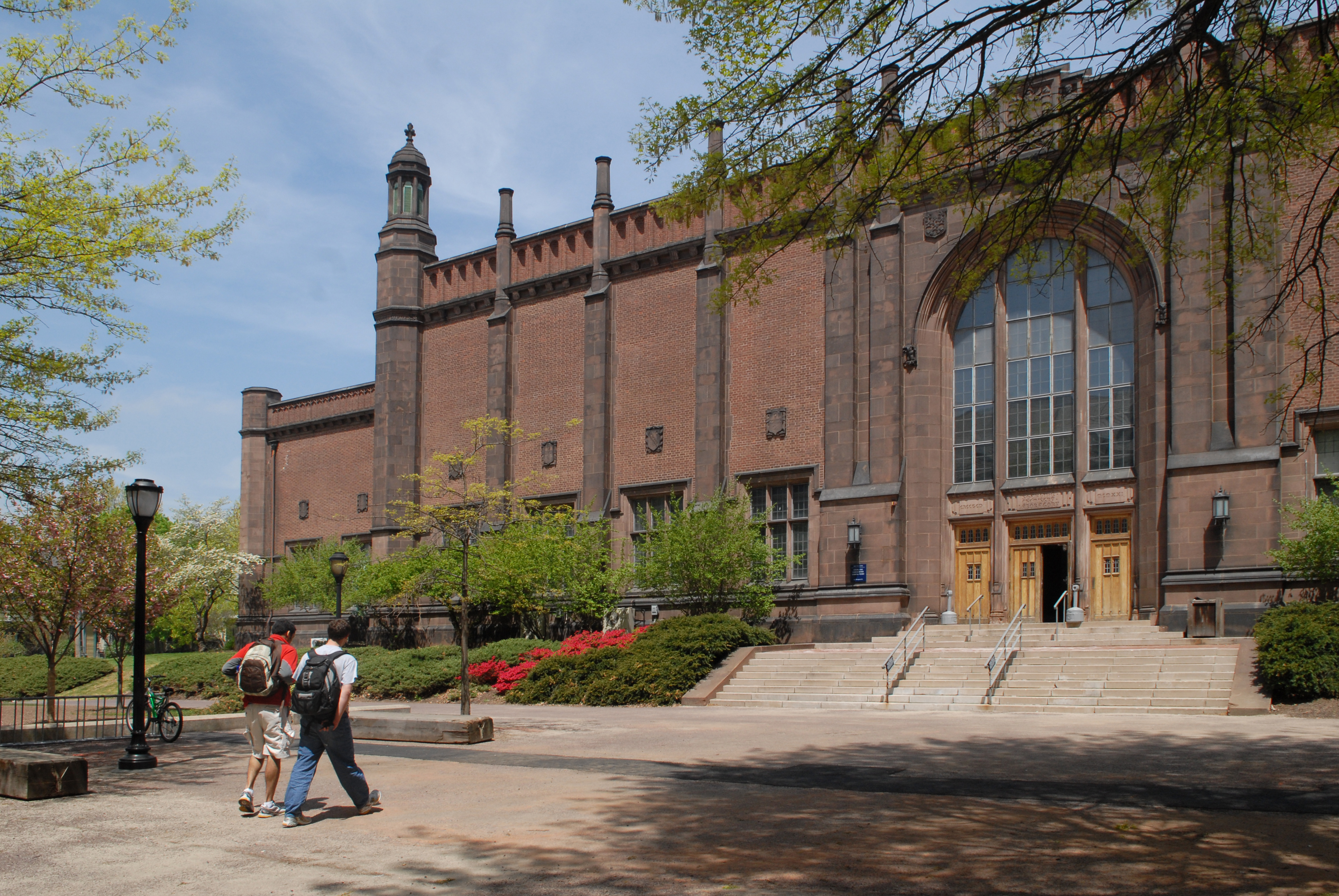 Sterling Chemistry Laboratory building students